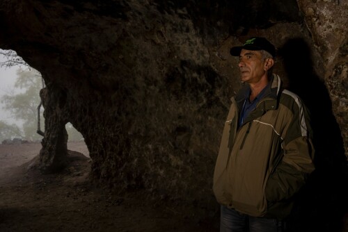 <b>HULEBYEN:</b> Frem til 1950-tallet bodde mange i dette området i huler. Francis er selv oppvokst i en hule, men flyttet til en landsby da han var fem–seks år. Den siste familien som flyttet ut av hulene, var i 1970.