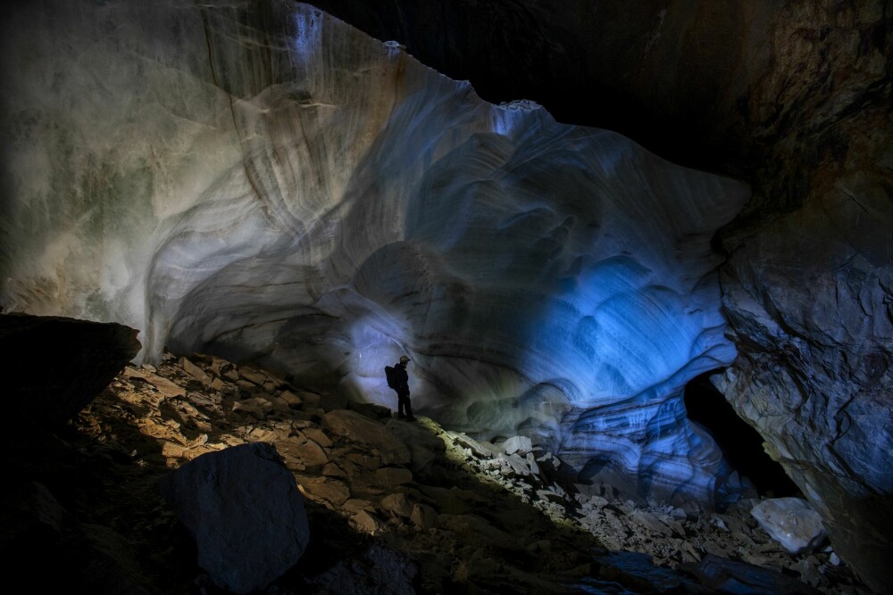 <b>VAKKERT:</b> Lys fra inngangen langt der oppe, slipper en stråle inn på isbreen, og avslører en dyp, blå farge.