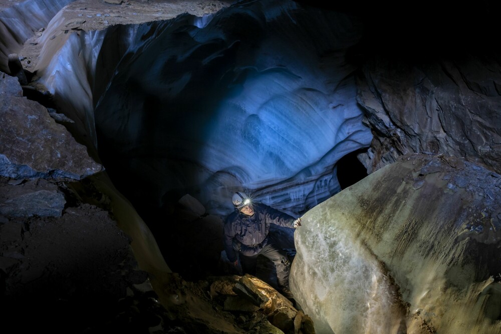 <b>FARGER:</b> Fordi lyset fra inngangen slippes langt ned i grotta, oppstår et blålig lys på den gamle isen i breen.