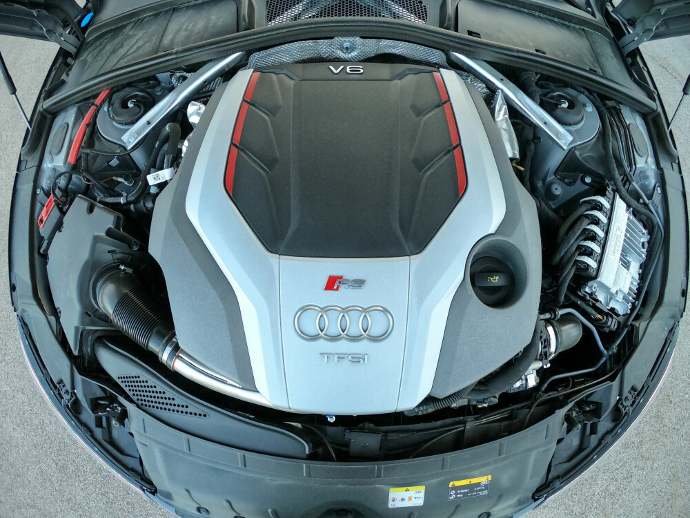 <b>SJELDEN VARE:</b> Vi har nesten sluttet å åpne bilpanser, men her har Audi i det minste gjort en bra designjobb på motordekselet. 