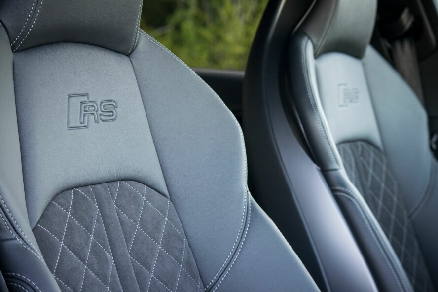 SPORTSSETER: God sidestøtte og tilbakeholden design preger setene i RS4.