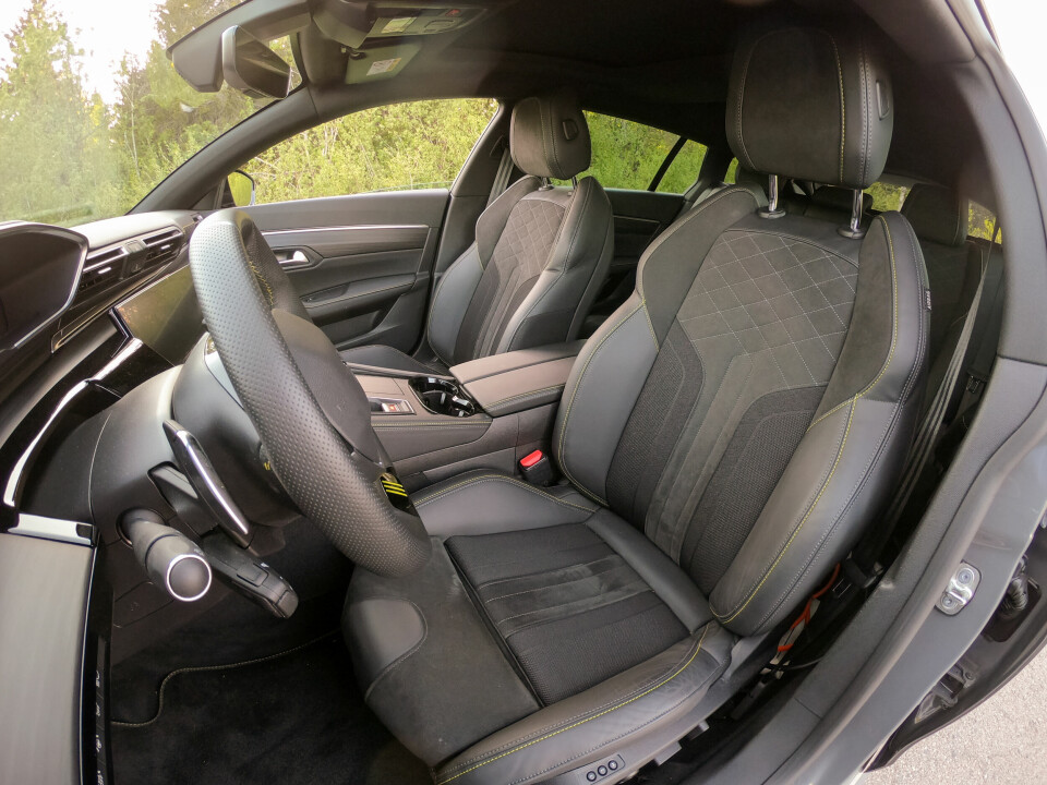 PÅ HØYDEN: De kan sitt sportslige interiørdesign hos Peugeot. Her kan du holde det gående i mange timer.