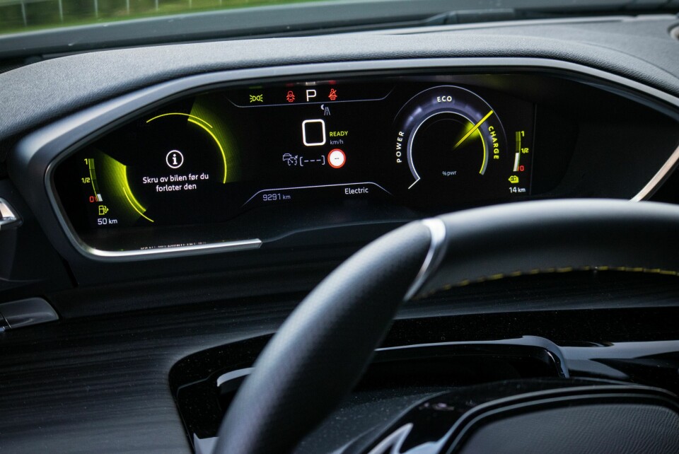 PERFEKT: Peugeot er kjent for sine små ratt og i den sportslige 508 SE passer det helt perfekt. Du kan velge mellom ulike visninger på dashbordet.