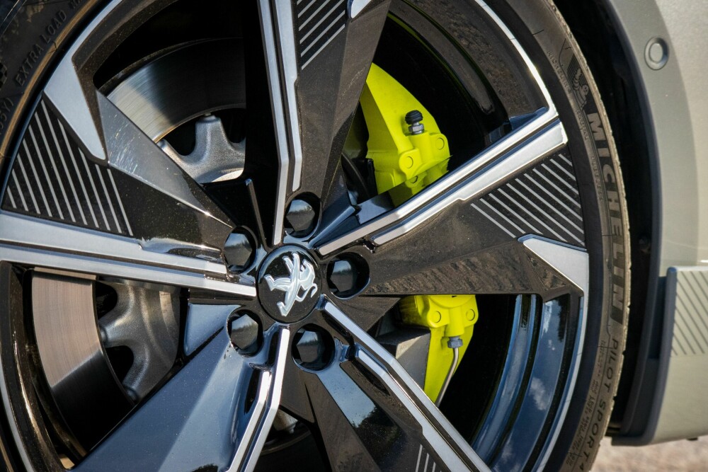 <b>PERFEKT MATCH:</b> Sportsdekkene fra Michelin kommer i en dimensjon som passer bilen utmerket. 