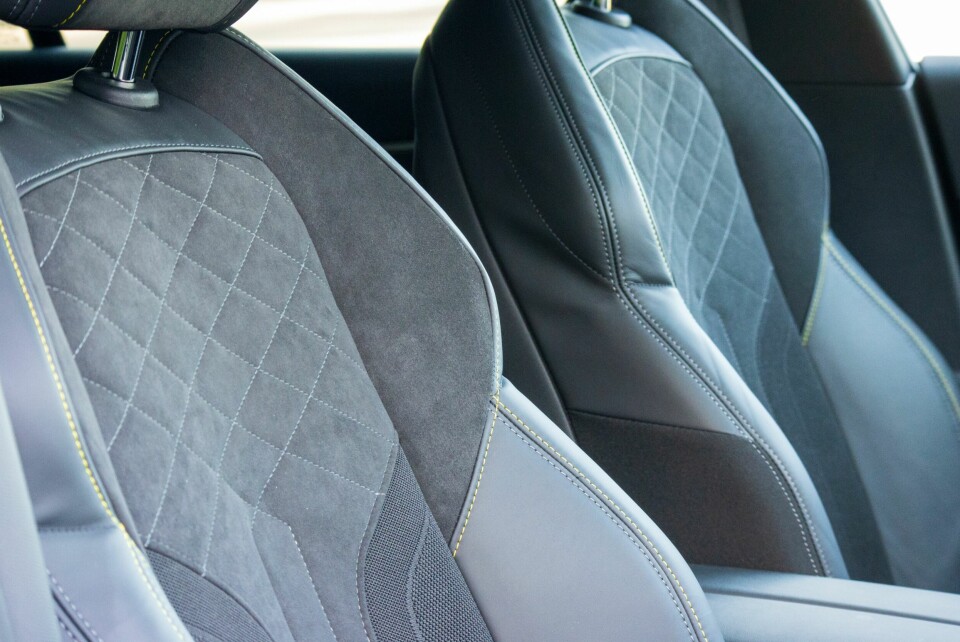 STILIG: Peugeot har sans for detaljer; de sitrongule sømmene tar igjen fargen fra dashbord og bremsekaliprene.