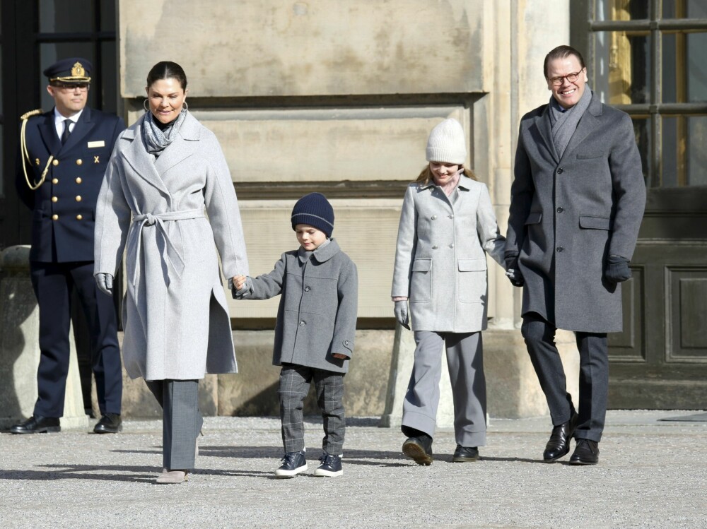 <b>FAMILIELYKKE:</b> Kronprinsesse Victoria, prins Oscar, prinsesse Estelle og prins Daniel på vei ut til feiringen i borggården.