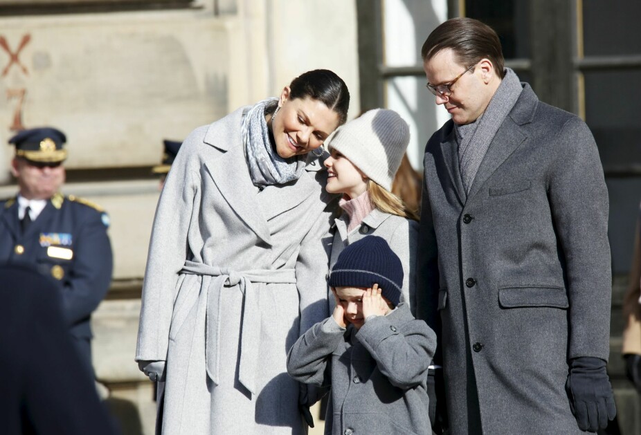 <b>VICTORIA OG DANIEL:</b> Oscar holdt hendene for ørene under salutteringen til ære for mamma.