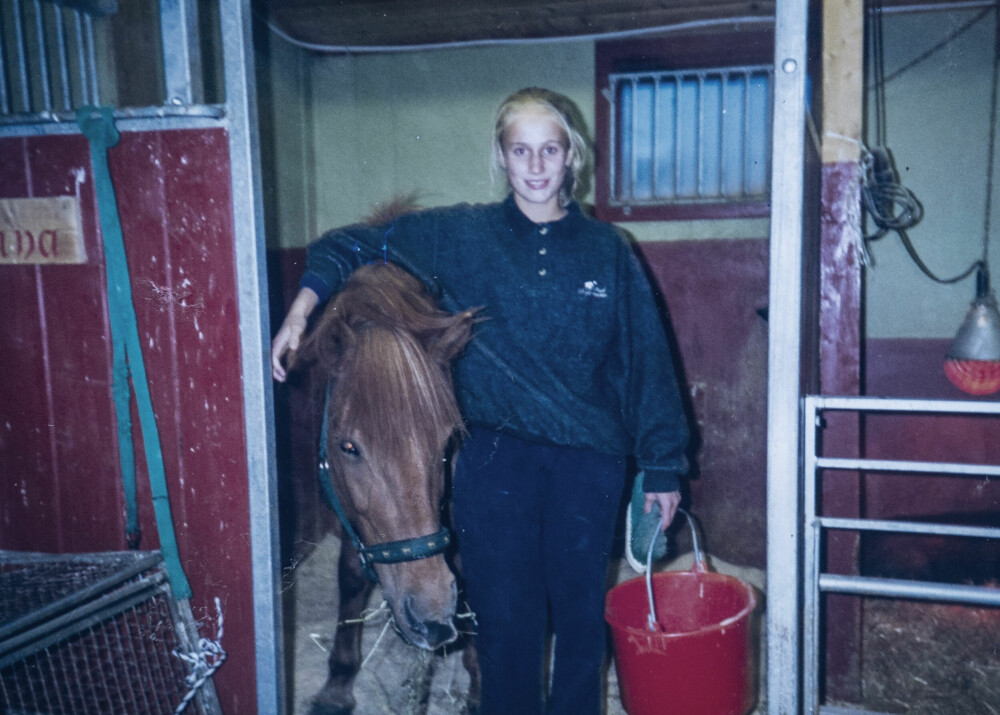 <b>            PIPPI:</b> Da Martine var liten, bygget faren en lekehest til henne som hun foret daglig. Litt eldre kom hun til ham å spurte: «Kan vi ha en ordentlig hest i garasjen?» Han forsto at den ikke var egnet, men gikk som alltid inn for at vise barna sine at det meste er mulig. Dermed ble det en hest på Nesøya Hovedgård. Helt inntil naboen sa: «Så morsomt at Martine kom ridende inn i skolegården». Den slags Pippi-takter mente faren hennes var å gå for langt. 