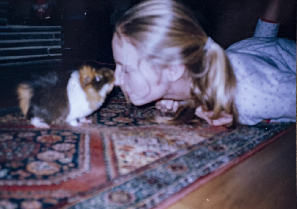 <b>DYREGLAD:</b> Martine elsket både dyr og mennesker. Her hjemme på stuegulvet med sin lille hamster.