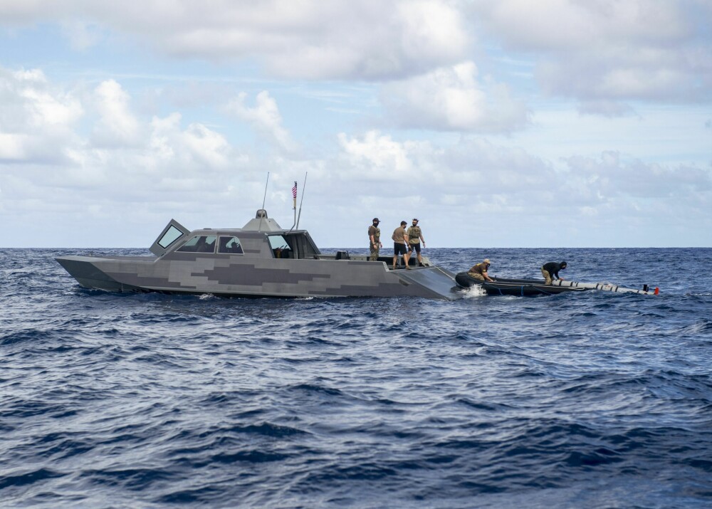 <b>MINESØK:</b> En undervannsdrone tas om bord ved Guam etter endt minesøk i området.