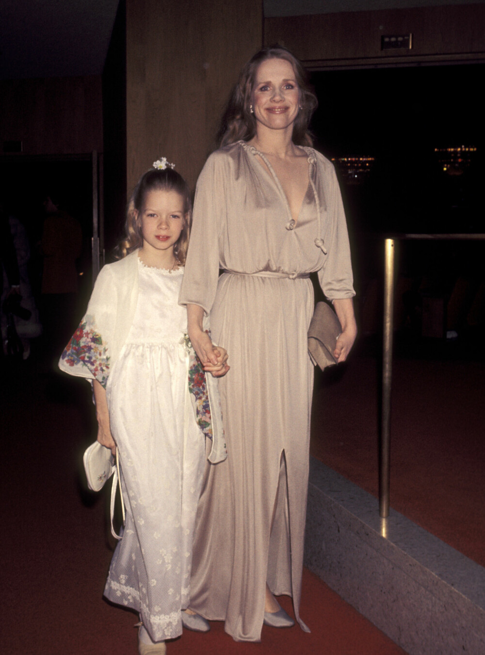 <b>STRÅLENDE PAR:</b> Liv Ullmann sammen med datteren Linn på prisutdeling i Los Angeles, mars 1977.