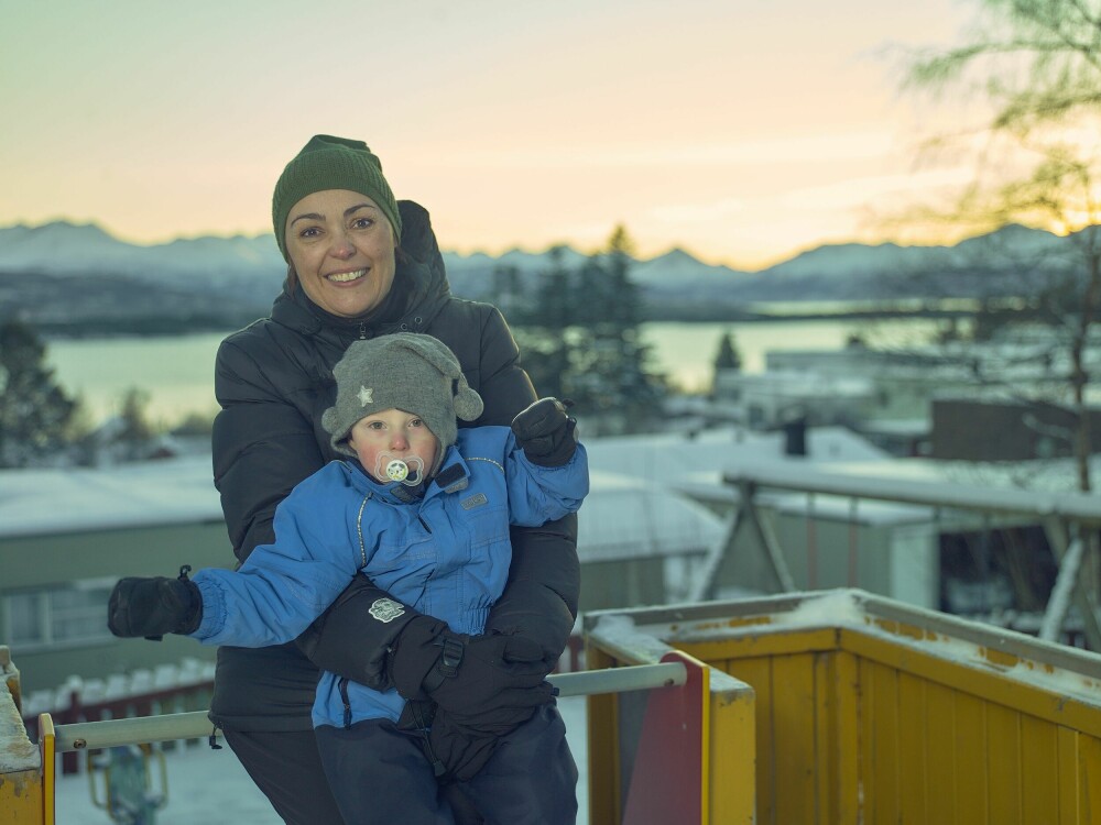 <b>LYKKELIG:</b> Åshild og David benytter seg alltid av muligheten til å kose seg ute i vakkert vintervær. Her med Romsdalspanoramaet og Moldefjorden i bakgrunnen.