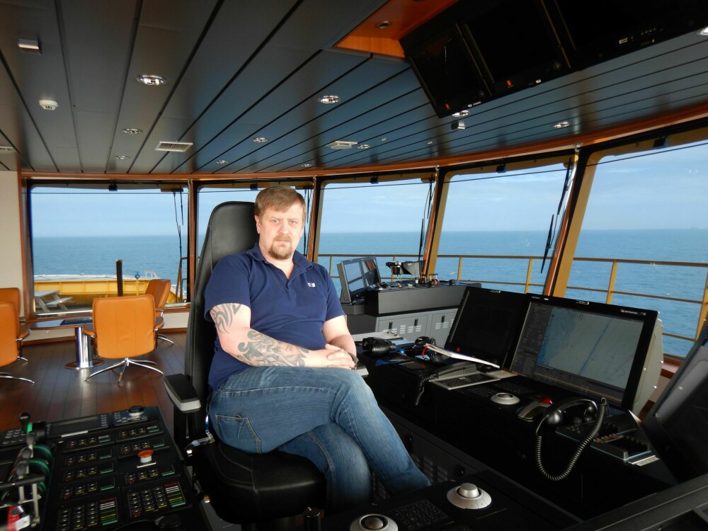 <b>HAR STYRINGEN:</b> Overstyrmann Jim-Ivar Berg, som nå er kaptein på havvindfartøyet Edda Breeze.  