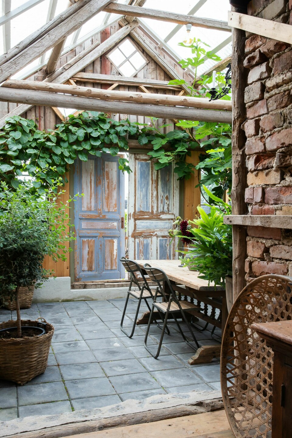 To enkle speildører har blitt satt sammen for å skape en vakker port inn til oransjeriet. De er skrapt forsiktig for å få fram de gamle malingslagene.