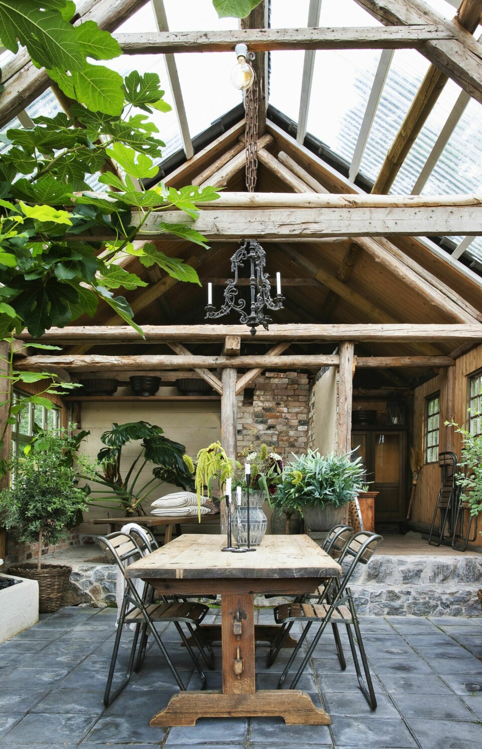 Monica synes at oransjeriet er så vakkert i seg selv at hun holder møbler og dekor til et minimum. Det gjør det også enkelt å bytte og endre på uttrykket når hun får lyst. Bord og stoler er loppisfunn.