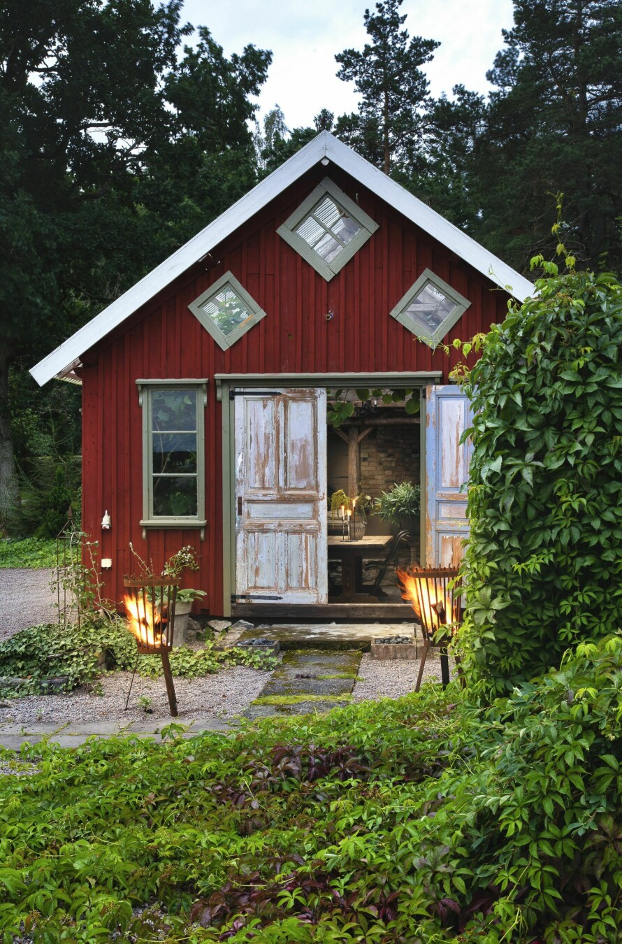 Det er stemningsfullt utenfor den gamle smia når det skumrer og lysene tennes. Eføy og villvin danner grønne tepper utenfor.