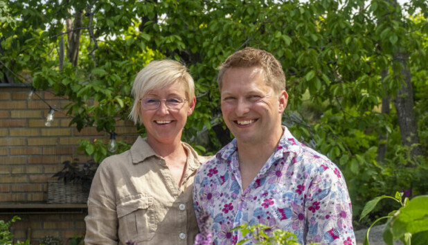 HAGEENTUSIASTER: Linda Clausen og Niclas Lundmark har en fantastisk hage på 600 kvadratmeter i Drøbak. De har lagt stor vekt på å få den mest mulig stemningsfulle belysningen i hagen.