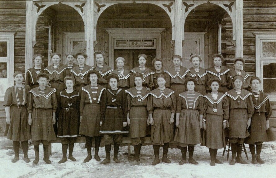 MERKELIG: Ingen på bygda kunne helt tro at det å bevege seg plutselig skulle være skolefag. Men Inga var blant de første i Norge som fikk opplæring i gymnastikk. Her er klassen fotografert rett etter århundreskiftet, antagelig i 1903.