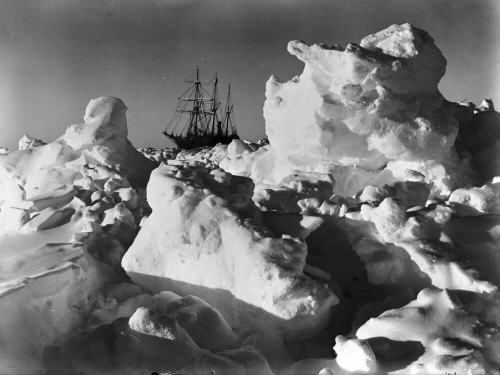 <b>FROSSET INNE:</b> Ismassene ble for tøffe for det norskbyggede polarskipet Endurance, her fanget i isen i 1915.