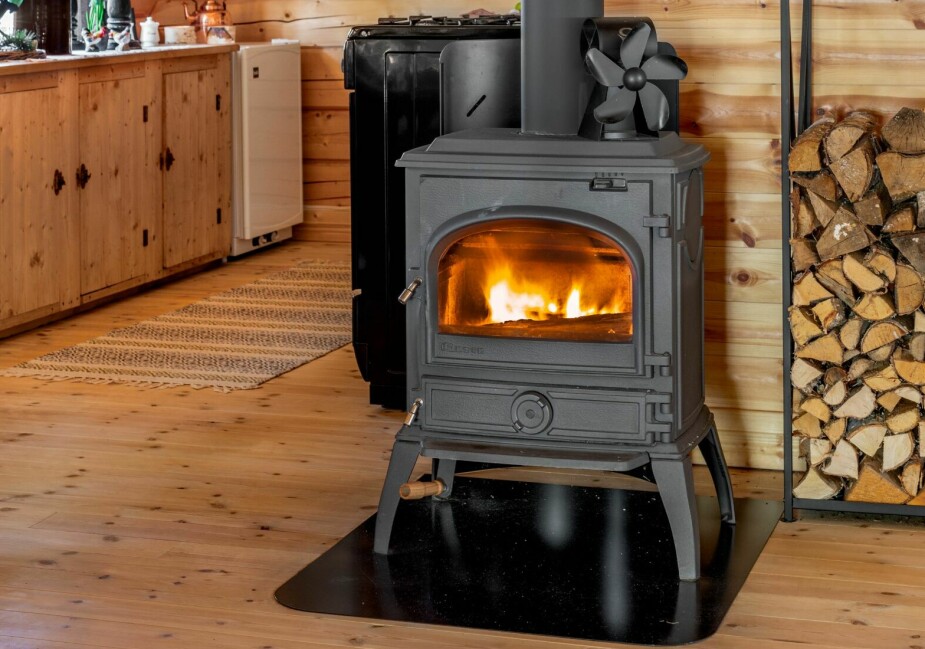 OVN: En vedfyrt ovn gir mye varme og kan være en god varmekilde som avlaster panelovnene på hytta. Illustrasjonsfoto: Jeanette Bækkevold