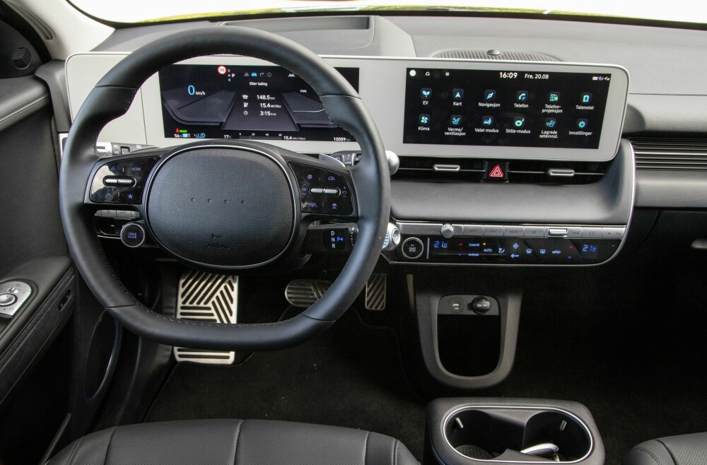 <b>MODERNE:</b> To avlange skjermer, spesielt ratt og masse rom mellom setene. Ioniq 5 er ikke helt som andre Hyundai-modeller. 