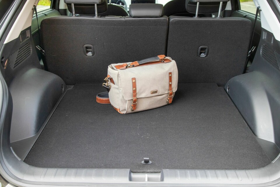 STORT: Flott bagasjerom, men rullegardinen er av billigste slaget og lavt plassert (måtte derfor fjernes for bildet). Også andre smådetaljer er enkle for en bil til halvmillionen.