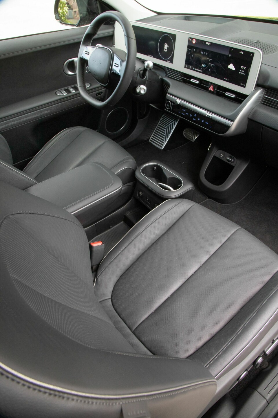 MYE VOLUM: Masse bredde, flatt gulv gir stor plass. Seter og sittestilling er godkjent, uten å skille seg veldig ut.