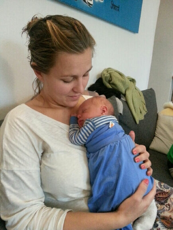 FØRSTE GANG: Marthe Austegard etter sin første hjemmefødsel, med sin nybakte sønn tett inntil seg.