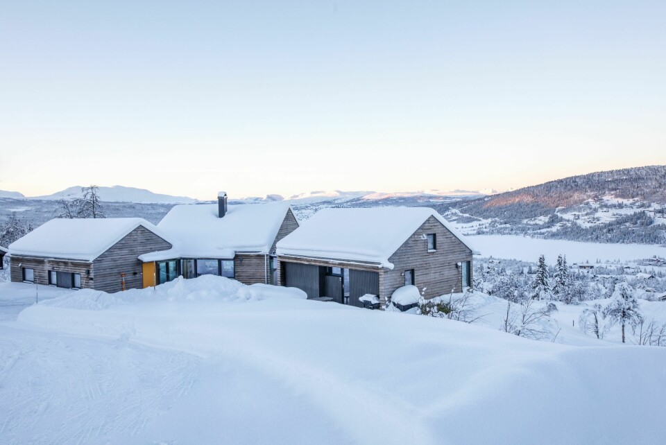 Hytta er satt sammen av tre moduler som er forbundet med hverandre. Utsikt mot Vaset og Jotunheimen. Like nedenfor ligger den gamle stølen til Anne-Marits bestemor.