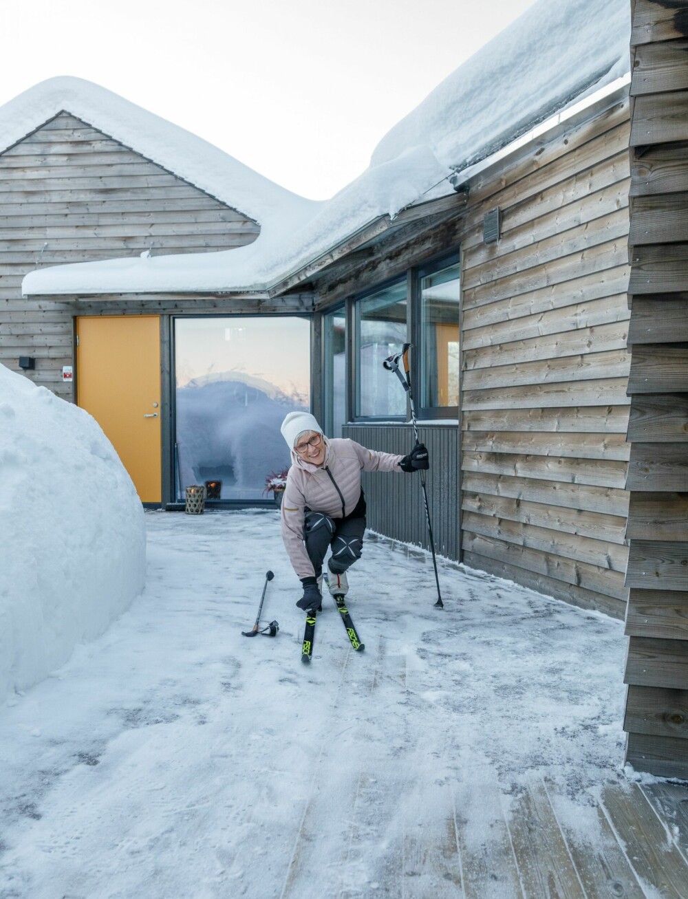 Vinklingen på hytta gir et godt tun, og herfra kan Anne-Marit spenne på seg skiene og stake seg rett ut i skiløypa. Hytta er kledd med vedlikeholdsfri malmfuru. Døren er malt i fargen S2050-y-20r.
