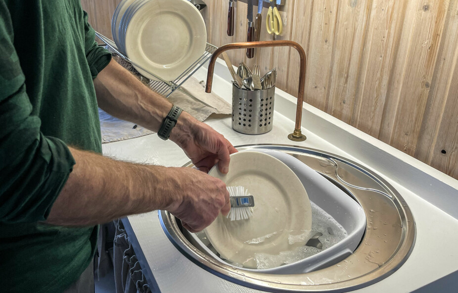 VIKTIG JOBB: En oppvask kan gjøres skikkelig, selv om det er enkle forhold på hytta.