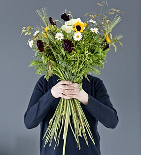 Lars Jon (43) er en dansk bloms­ter­de­ko­ra­tør og dri­ver Flo­wer Stu­dio på Frederiksstaden i Kø­ben­havn, som fikk prisen Beste Nye Bu­tikk 2018 fra Ber­ling­ske. Han sel­ger bloms­ter og plan­ter, bin­der bu­ket­ter og la­ger de­ko­ra­sjo­ner til pri­va­te og be­drifts­kun­der.