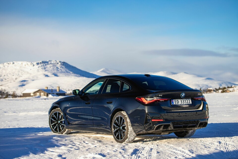 FIN FØLELSE: BMW i4 M50 er også lynrask, men har sitt største fortrinn med luksusbilpreg og premiumfølelse innvendig. Vær klar til å bla opp for ekstrautstyret.