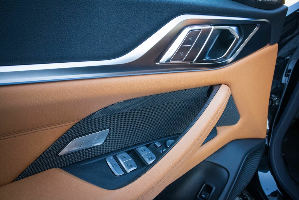 <b>LEKKERT:</b> Det er mange fint utformede detaljer i BMW i4, panelet i førerdøren er bare en av dem. 