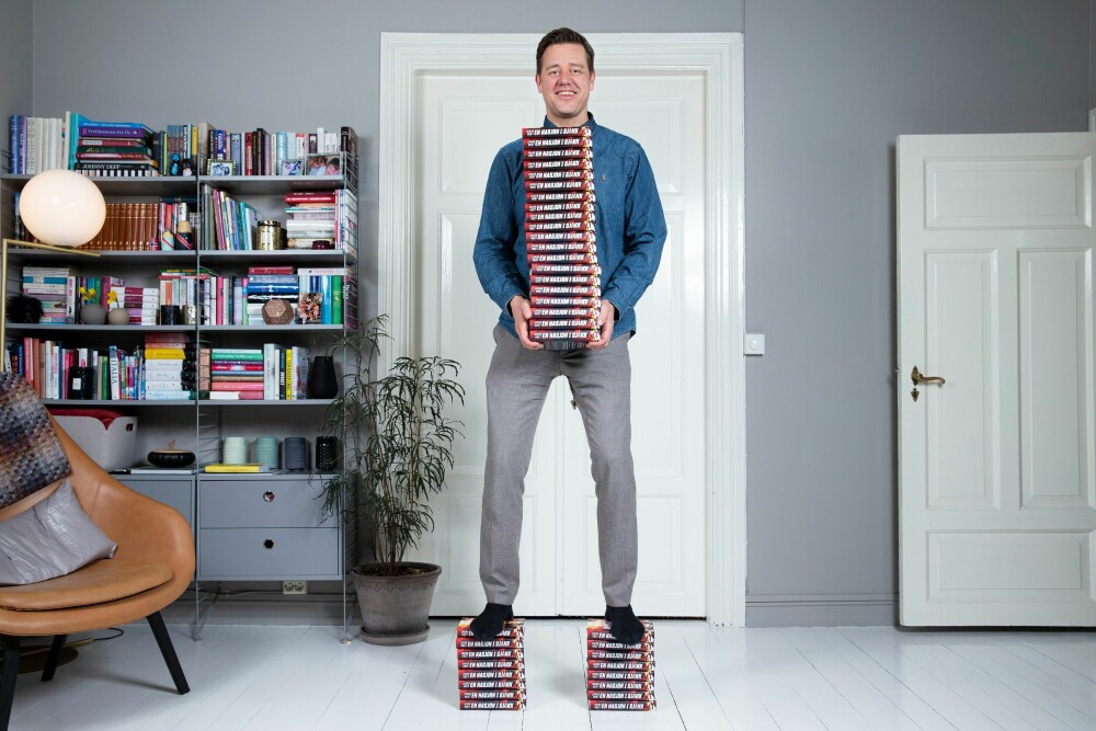 <b>KRIMBOK:</b> – Forlaget har sagt at som debutant vil det å selge 5000 bøker være kjempebra. Men nå er boken trykket opp i 30.000 eksemplarer, og det ser ut til at det blir enda flere. Det er rett og slett bare et eventyr, smiler Johan.