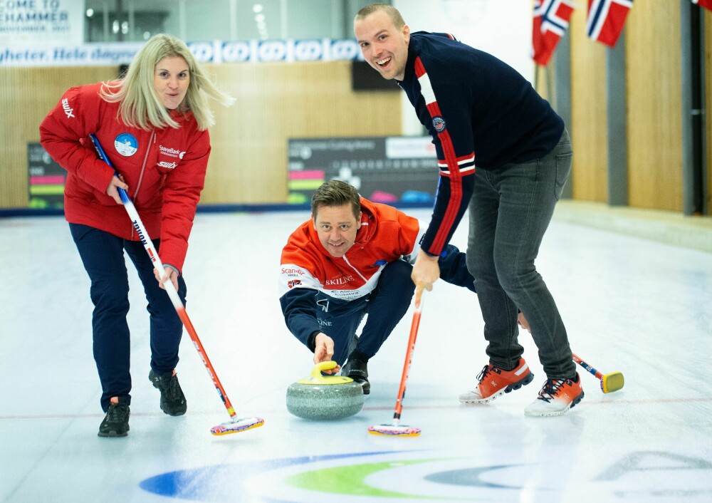 <b>OL-HELTER:</b> Curlingekteparet Magnus og Kristin, som vant sølv i Beijing-OL, er trenerne til yngstesønn Lukas – og kjenner Johan godt fra før. – De er til stor inspirasjon for curlingmiljøet, sier den fire ganger NM-vinneren i curling.