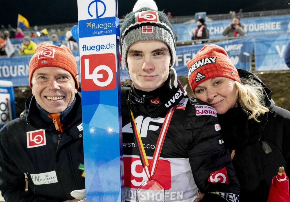 <b>TROND OG TORIL: </b>Pappa Trond og mamma Torill var med da Marius hoppet seg til andre plass sammenlagt i Den tysk-østerrikske hoppuka i 2020. Marius gir dem mye av æren for sin suksess.
