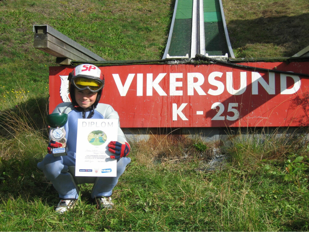 <b>REKORDRASK UTVIKLING:</b> Allerede tre måneder etter han spente på seg hoppskiene for første gang, kunne Marius innkassere pokal i Vikersund. Bildet er tatt i juni 2009.