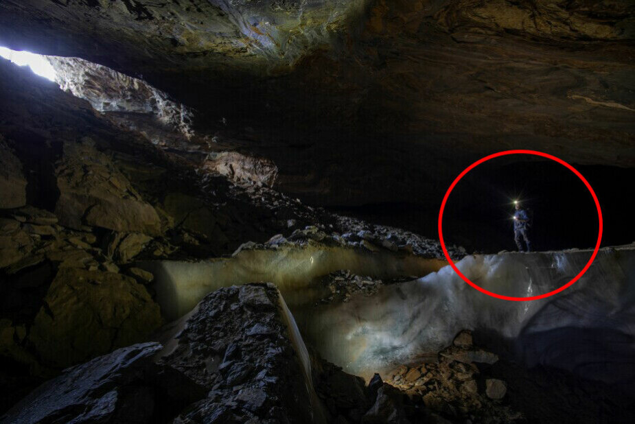 LIVSFARLIG: Her står fotograf Johnny Haglund ved grottas desidert farligste punkt, men det var han helt uvitende om da. Nå tror Haglund at han har besøkt den potensielt livsfarlige grotta for aller siste gang.