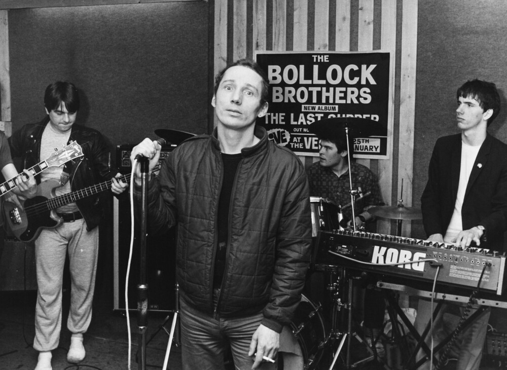 <b>GOD SAVE THE QUEEN:</b> Året etter dobbelt­innbruddet på Buckingham Palace ble Michael Fagan invitert til å synge en punkrock-variant av den engelske nasjonalsangen med bandet «Bollock Brothers».