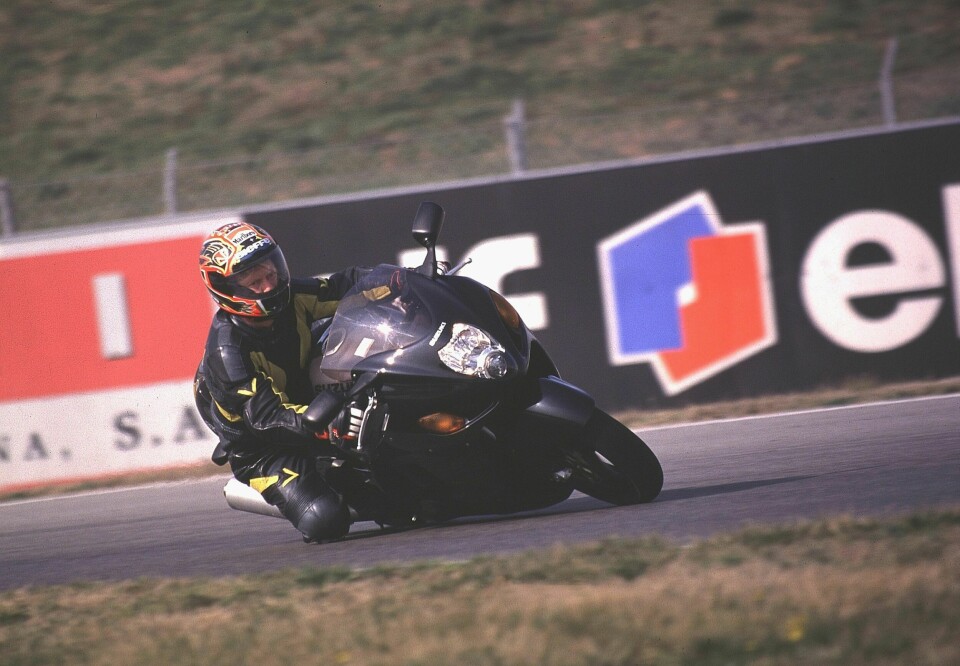 ADRENALIN: Det ble mange adrenalinsprøytende runder på den lynraske Catalunya-banen. Selv om den først og fremst var en høyhastighets-maskin, funket Hayabusa fint på racerbanen også. Den hadde supre kjøreegenskaper og var egnet for heftige kneskrap.
