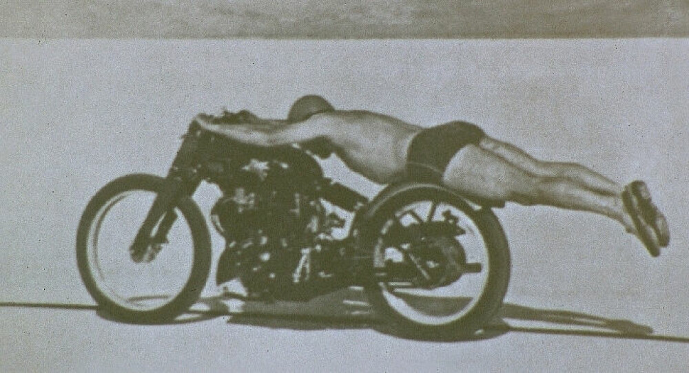 <b>IKONISK BILDE:</b> Rollie Frees «magadrag» på Bonneville Salt Flats. For å optimalisere aerodynamikken, var han kun iført badebukse og gummihette. Liggende langflat på sykkelen, var blikket fokusert på den sorte linja som markerte retningen. Bildet er ikonisk.