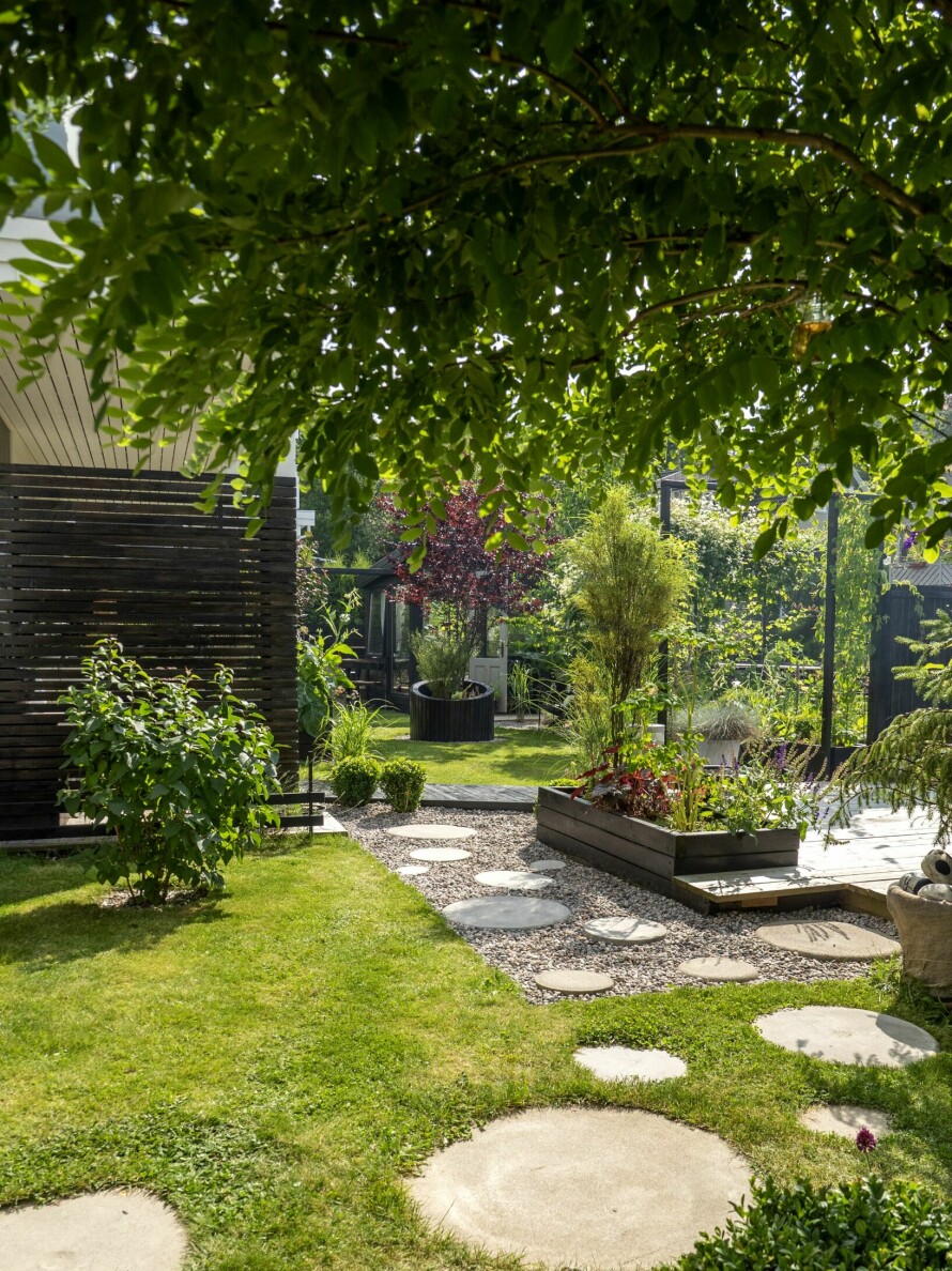 – Vi valgte sirkelformede tråkkheller for å myke opp de rette kantene på funkishuset, sier Gro Anita. Hellene har hun og mannen støpt selv i fem ulike størrelser med ferdigbetong.