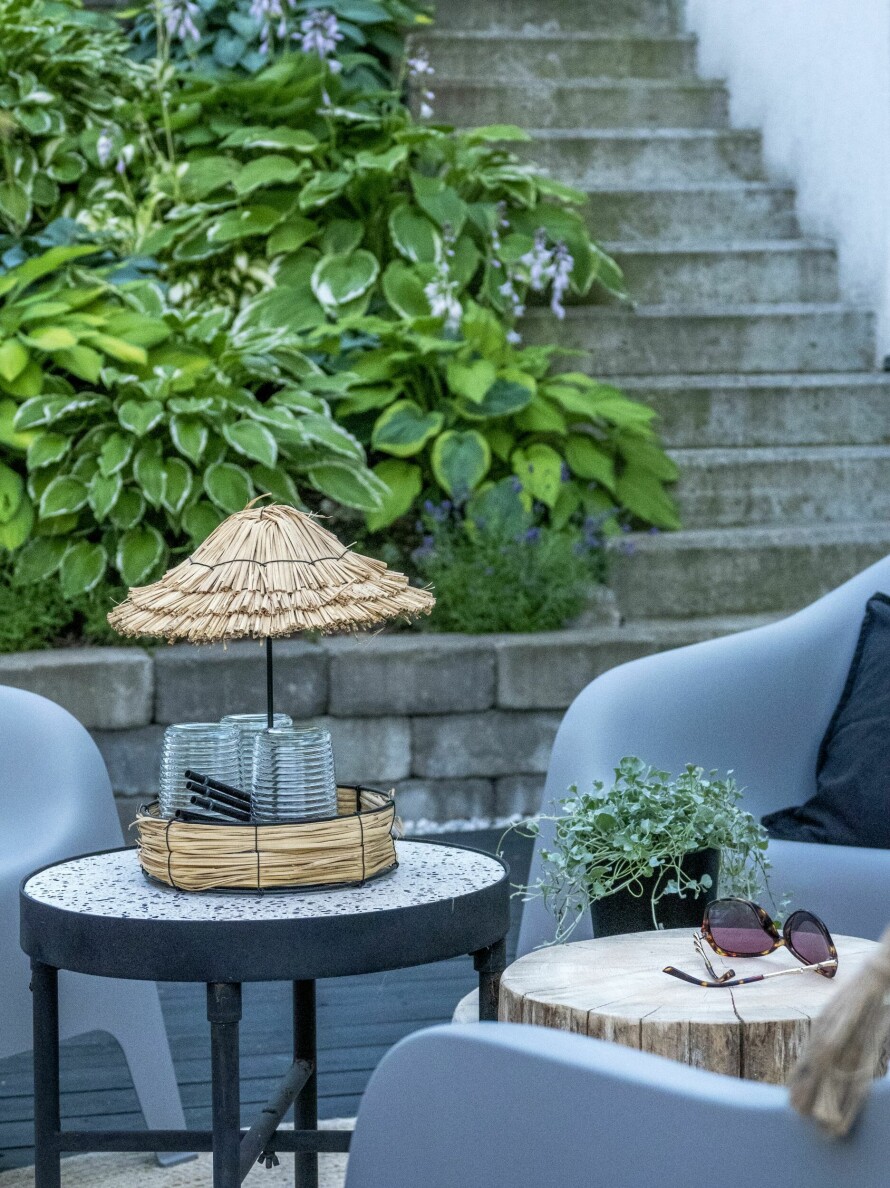 MINIBAR: En morsom minibar i bast med parasoll byr på forfriskninger. I bakgrunnen skimtes hostaskråningen. Trestubben som brukes som bord har svigerfar felt og kappet opp.