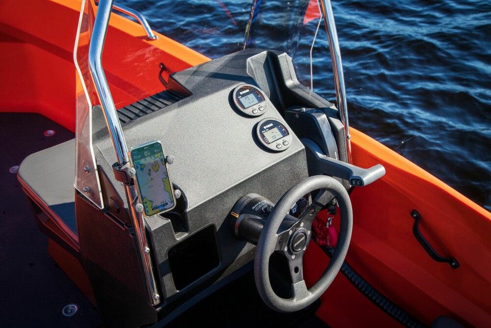 <b>GREP:</b> Bøylen rundt vindskjermen gir sikkert grep når du skal bevege deg i båten. 