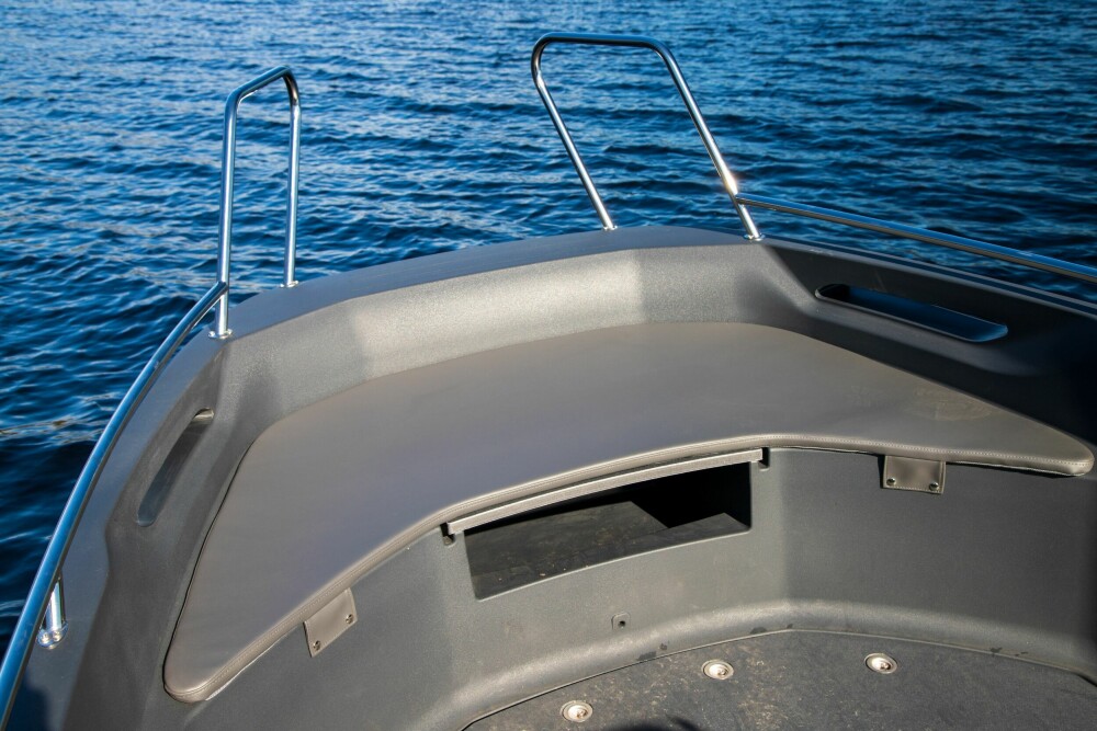 <b>BRED:</b> Båtens bredde er utnyttet helt frem til baugen. Her er det sitteplass og rom til fortøyningsutstyr.