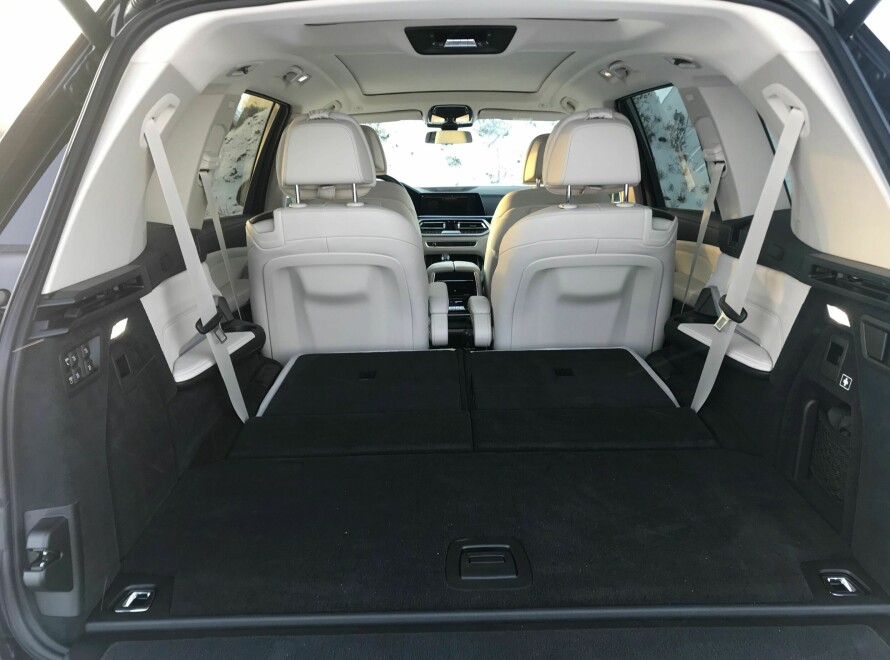 IKKE VAREBIL: Luftfjæring gjør at du kan senke lasteterskelen på X7 med fire centimeter.