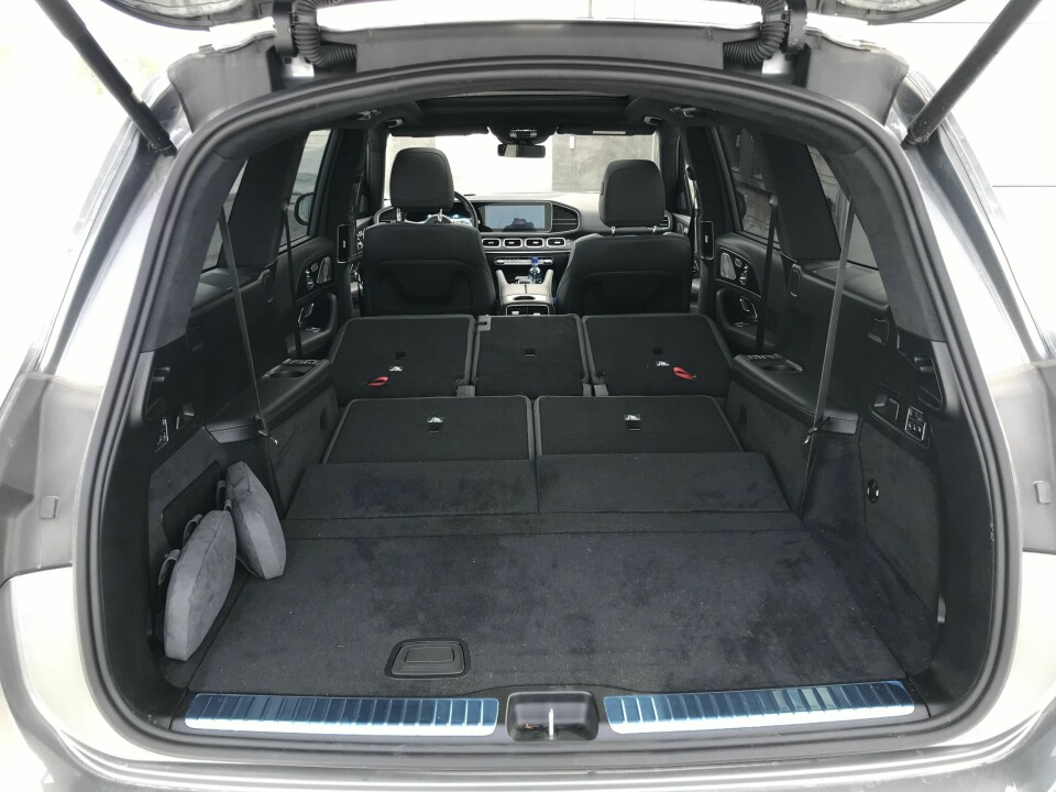 ELEKTRISK: Som hos X7 kan du felle ned baksetene i GLS med knapper i bagasjerommet. I motsetning til X7 kan GLS fås som varebil.