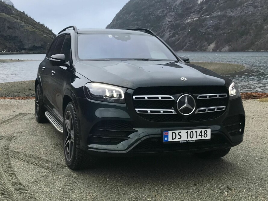 ERFARING: Kanskje er det flere års erfaring med diger SUV som gjør at GLS ser mer elegant ut enn BMW X7. GLS har ikke laserlys som X7, men multibeam LED-hovedlys med totalt 112 dioder og en rekkevidde på 650 meter duger det også. I tillegg er de standard.