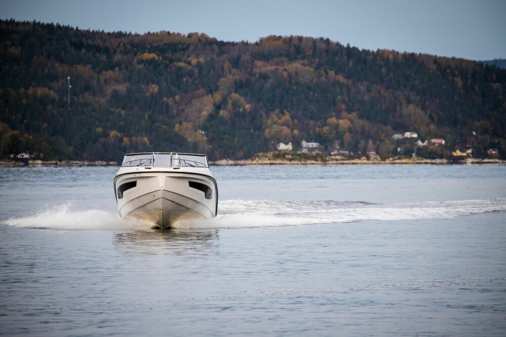 <b>CRUISE:</b> Båten går høyt med baugen og takler det vi kan oppdrive av hekkbølger med fin komfort. 